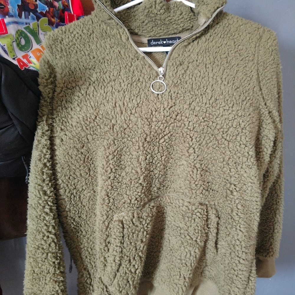 Sherpa dark green sweater